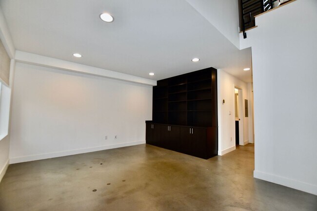Building Photo - Gorgeous Eastlake Townhome - Stellar Locat...