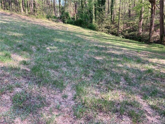 Building Photo - 2 Maple Leaf Dr