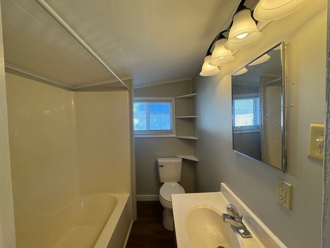 Building Photo - Newly Renovated 2 Bedroom 1-Bath in Grand ...