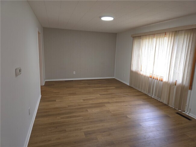 Building Photo - 379 Hollybrook Rd
