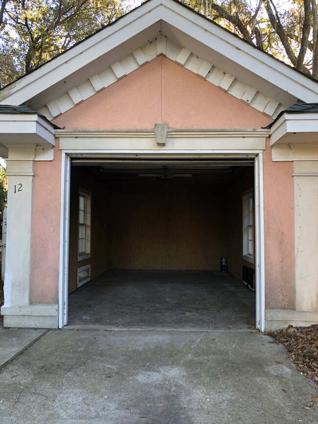 1 car garage - 12 Bermuda Pointe Cir