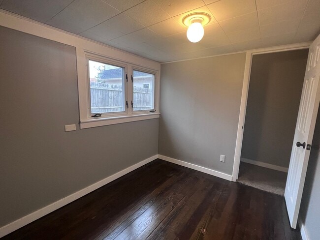 Building Photo - Adorable 2 bedroom with a bonus room!