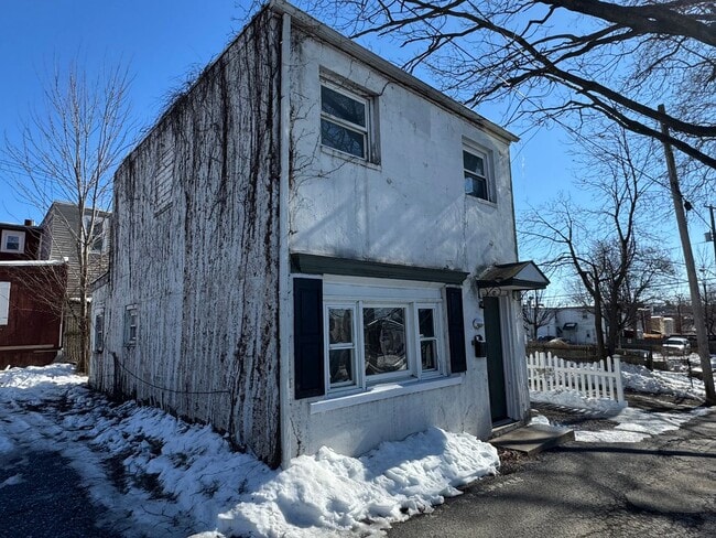 Building Photo - 2 Bedroom, 1 Bathroom House in Lancaster