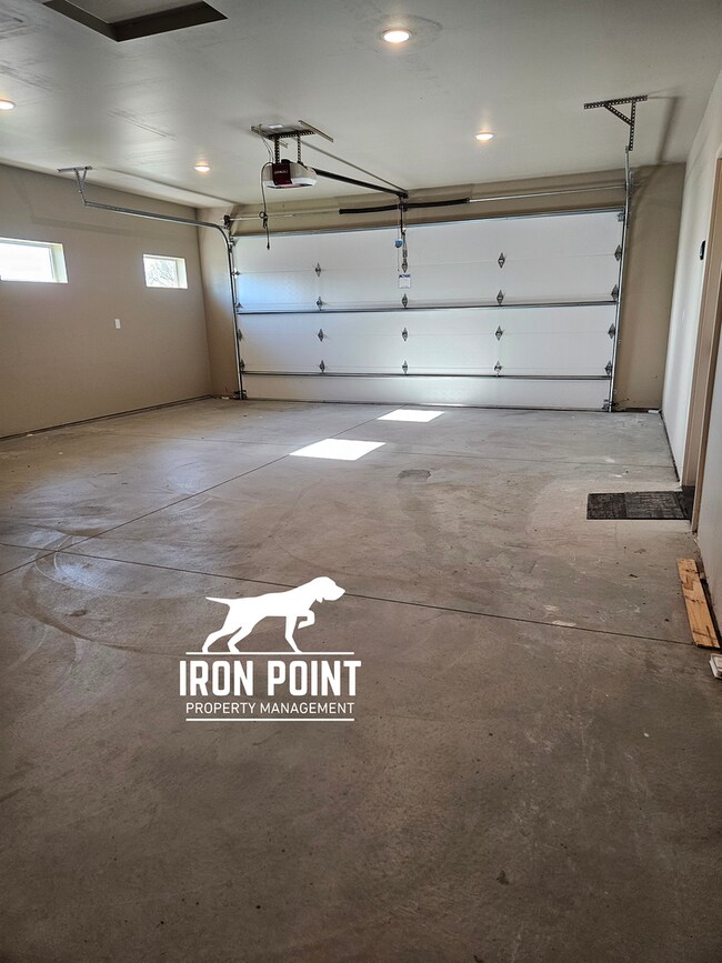 Building Photo - 2bed/1bath w/2 car garage & all appliances included.