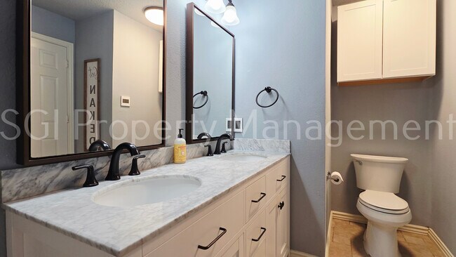 Building Photo - 5004 Evergreen Dr