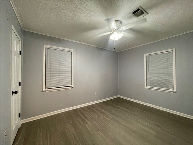 Building Photo - 2619 Oleander Dr