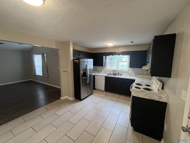 Building Photo - 121 Bramblebush Dr