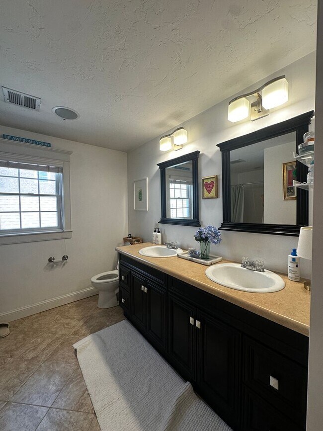 Building Photo - Spacious 3 Bed 2.5 Bath Single-Family Home...