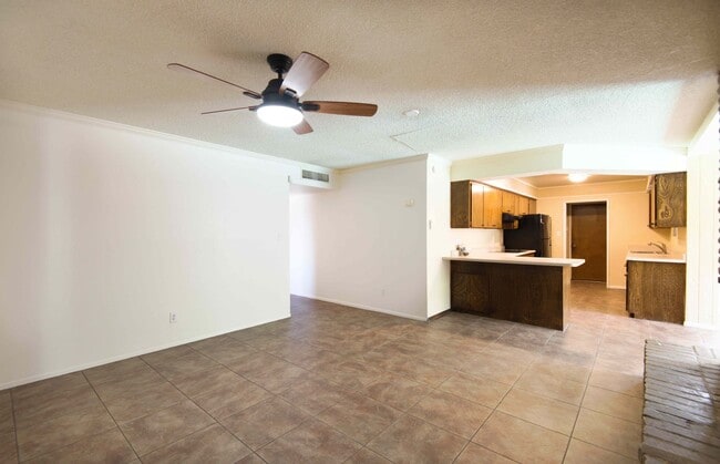 Building Photo - Charming 5-Bedroom Pool Home in Prime Tempe Location