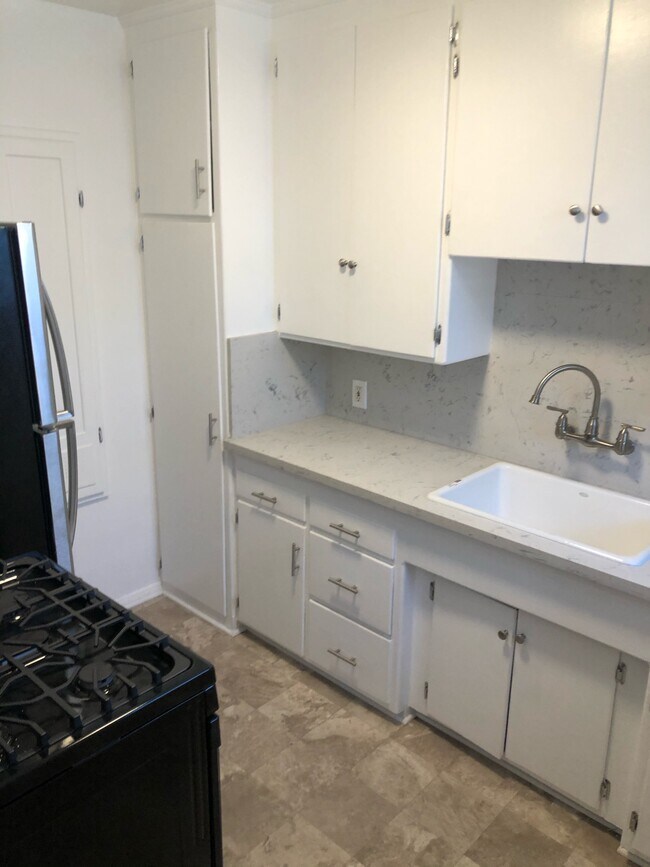 Building Photo - 2025 S Sherbourne Dr