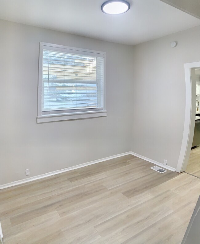 Building Photo - 411 W 35th St