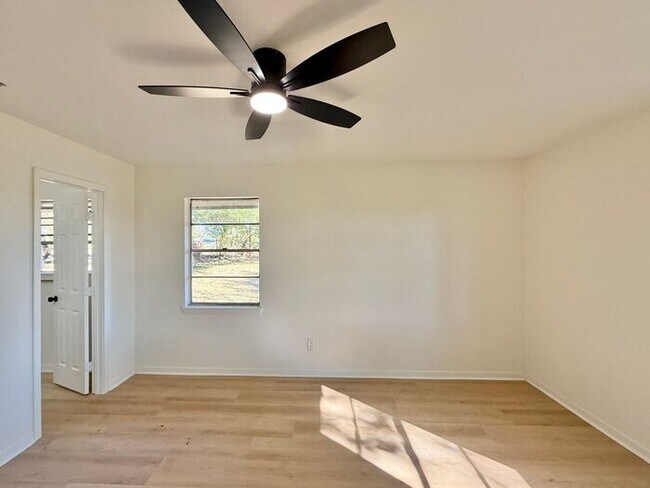 Building Photo - Spacious 3-Bedroom, 2-Bath Home with Bonus...