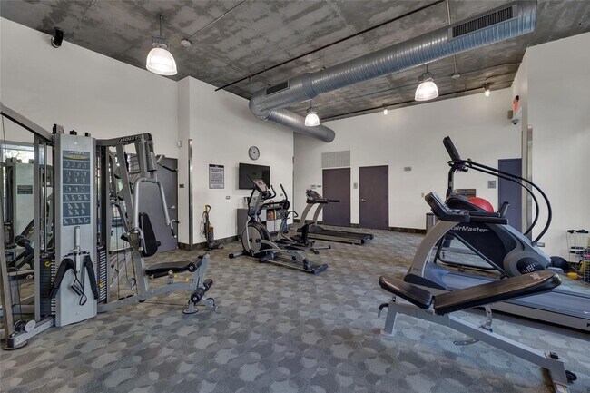 Building Photo - 313 NE 2nd St