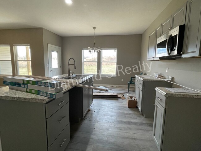 Building Photo - 4 Bedroom Home Available Early February - Great Neighborhood & Ozark Schools!