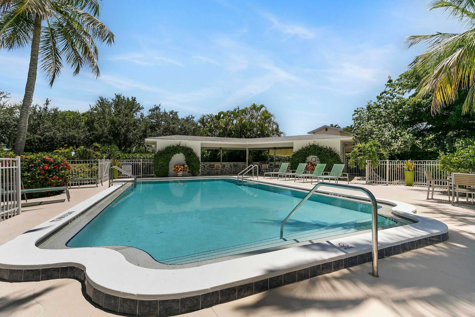 Building Photo - 800 S Golf Dr