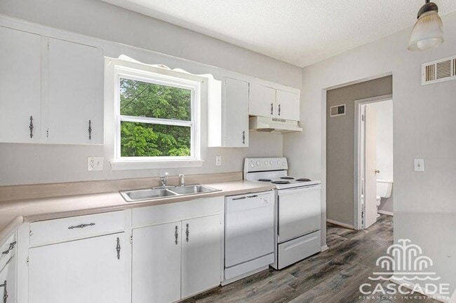 Building Photo - 220 N Oak Dr