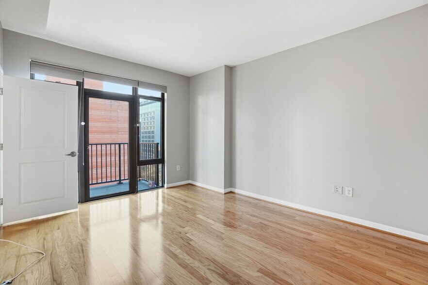 Building Photo - 1001 L St NW