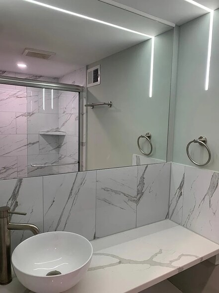 Building Photo - 3530 Chestnut Ave