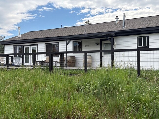 Building Photo - 3 Parking spots! Pets Negotiable, Open Flo...