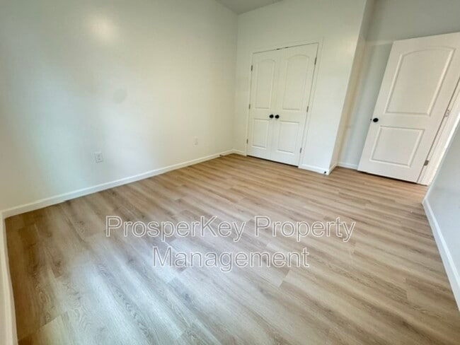 Building Photo - 3825 Mulberry Dr