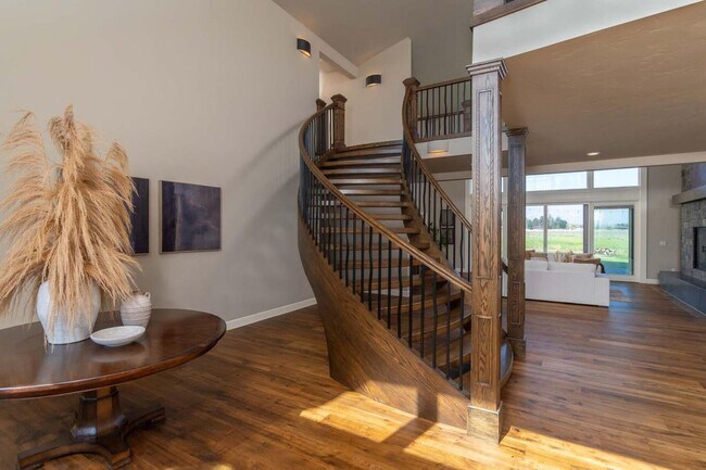 Building Photo - Stunning Tumalo Estate-6 Bed - 7.5 Bath ov...
