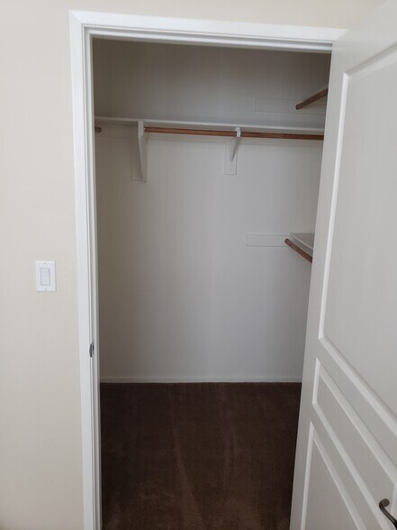 Walk in Closet - 2264 Watermarke Pl