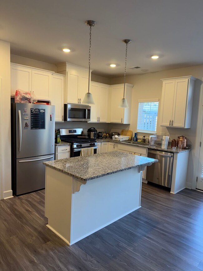 Building Photo - 3 Bedroom 2.5 Bath Townhome is the Madison Park area!!!