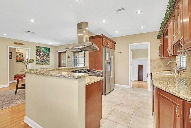 Building Photo - "Charming 2-Bed Oasis with Elegant Finishe...