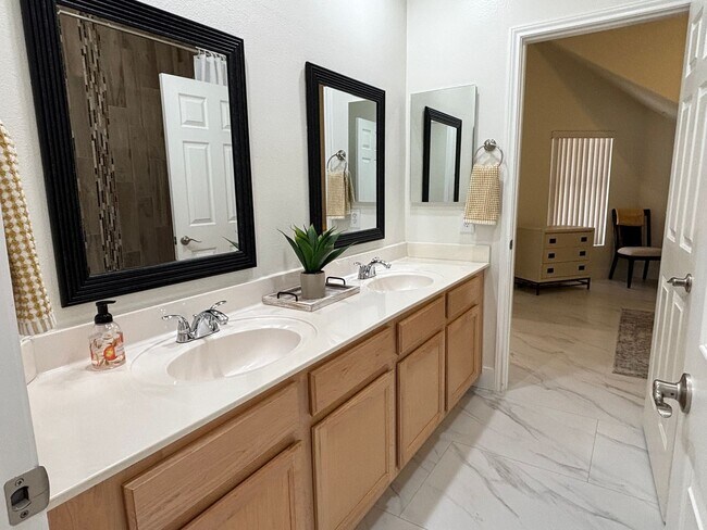 Building Photo - Furnished Scottsdale Condo w/2 car garage