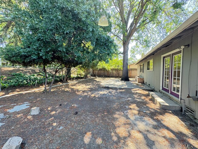 Building Photo - Beautiful 3 Bed, 2 Bath Home in a Desirabl...