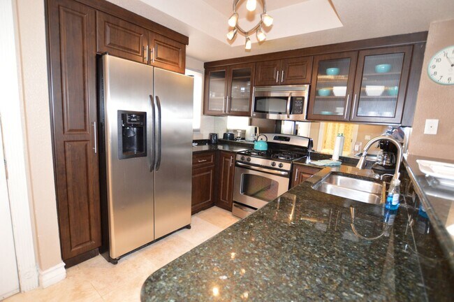 Building Photo - Meridian 1 Bed | 1 Bath Top-Floor Unit with Great City Views.Newly Upgraded with Laminate Floorin...