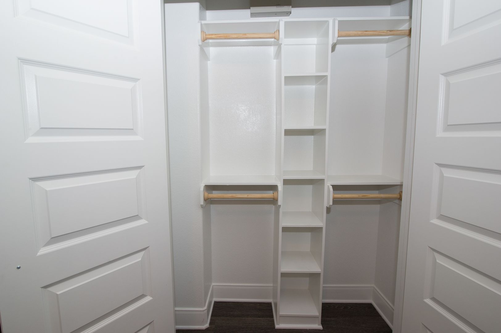 Building Photo - ADORABLE 2/1 APARTMENT CLOSE TO CAMPUS!