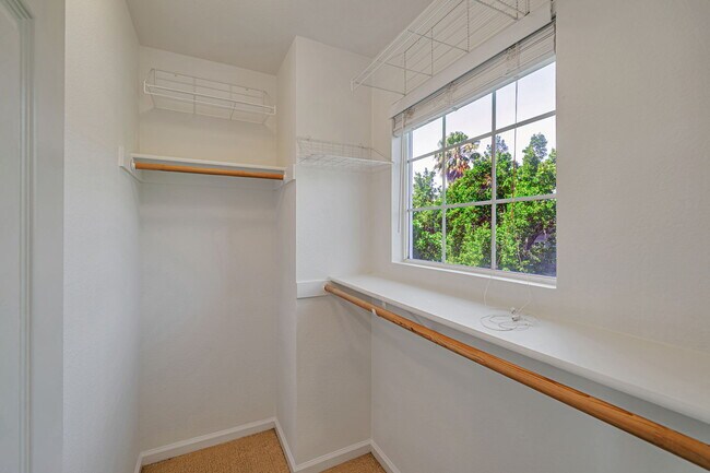Building Photo - 4902 Hibernia Dr