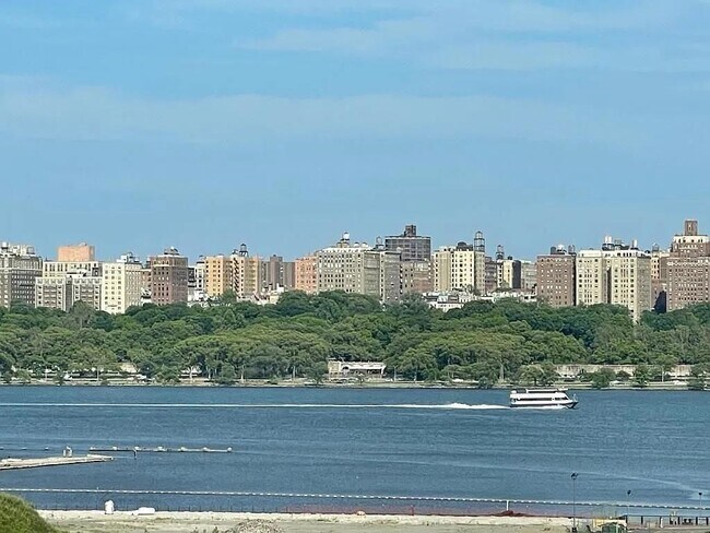 Building Photo - 9009 Riverside Pl