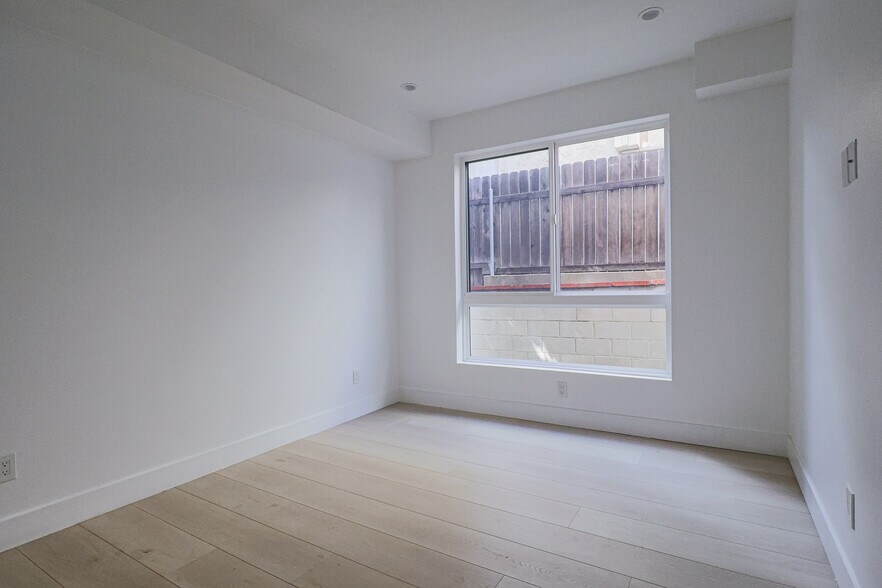 Building Photo - 11810 Gilmore St