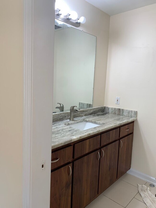 Building Photo - Charming 4BR House in Hampton