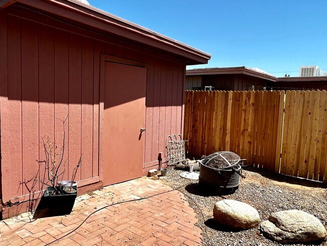Building Photo - Charming 2 Bedroom Townhome with Private 2...