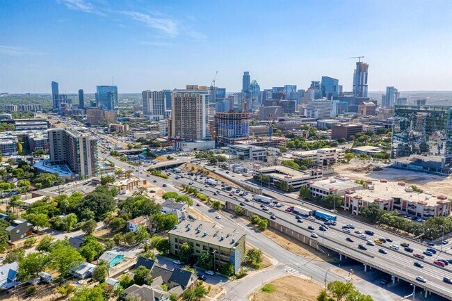 Building Photo - 807 E 14th St