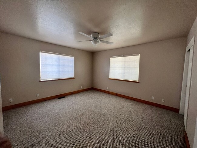 Building Photo - BEAUTIFUL Mountain Home