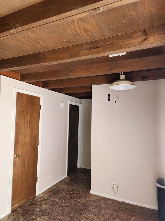 Building Photo - 2 Bedroom Home Located in Bloomfield