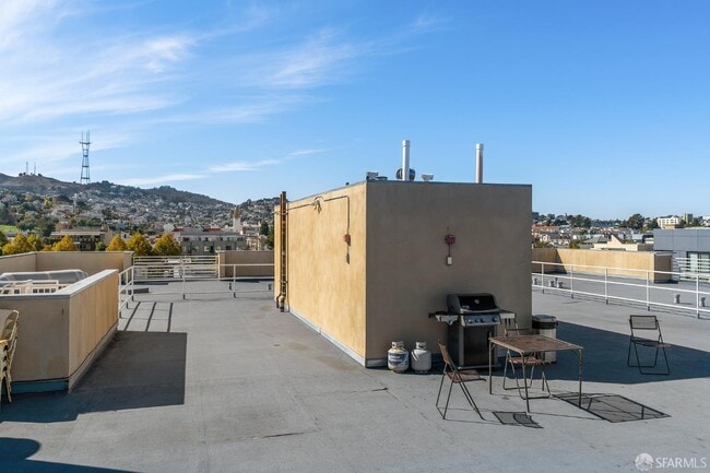 Building Photo - 2208 Mission St