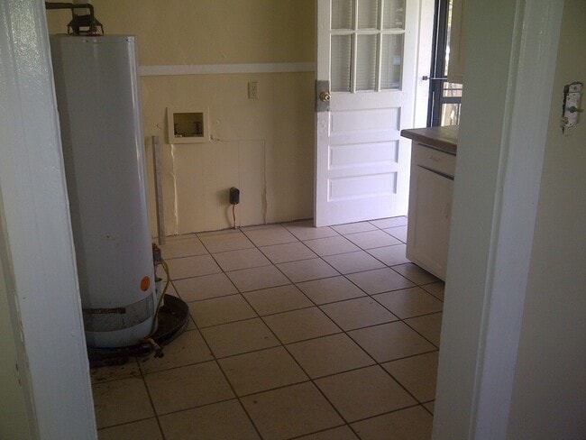 Building Photo - Move-in Special! 1/2 off first month's rent!