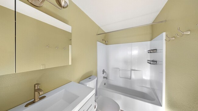 Building Photo - 3 Bed 2 Bath - Large Yard - Group - Dog Fr...