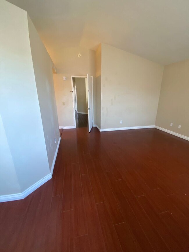 Building Photo - *Special* Large open concept 3 bedroom 2.5...