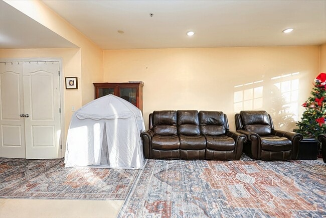 Building Photo - 614 Pond St