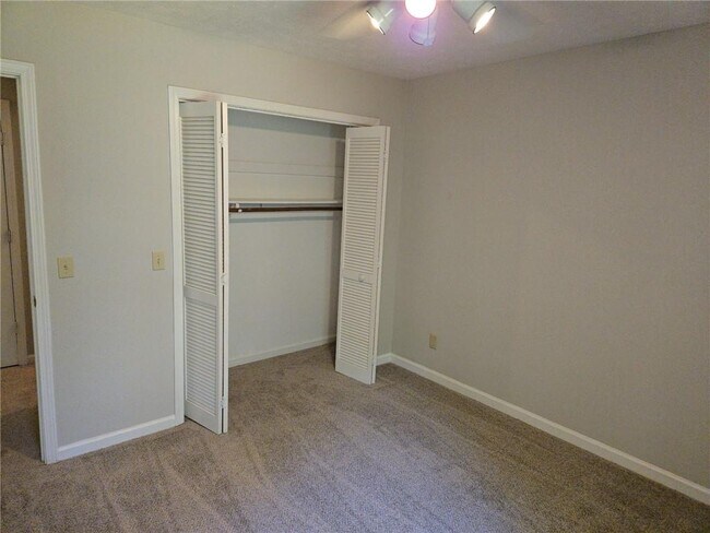 Building Photo - 6854 Justin Dr