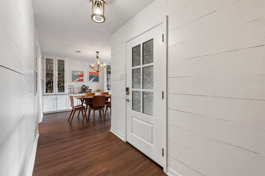 Building Photo - 2907 Broadmoor Dr