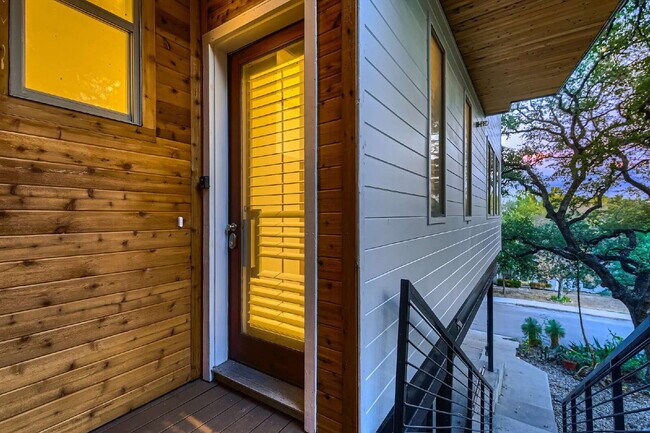 Building Photo - 2612 Carnarvon Ln