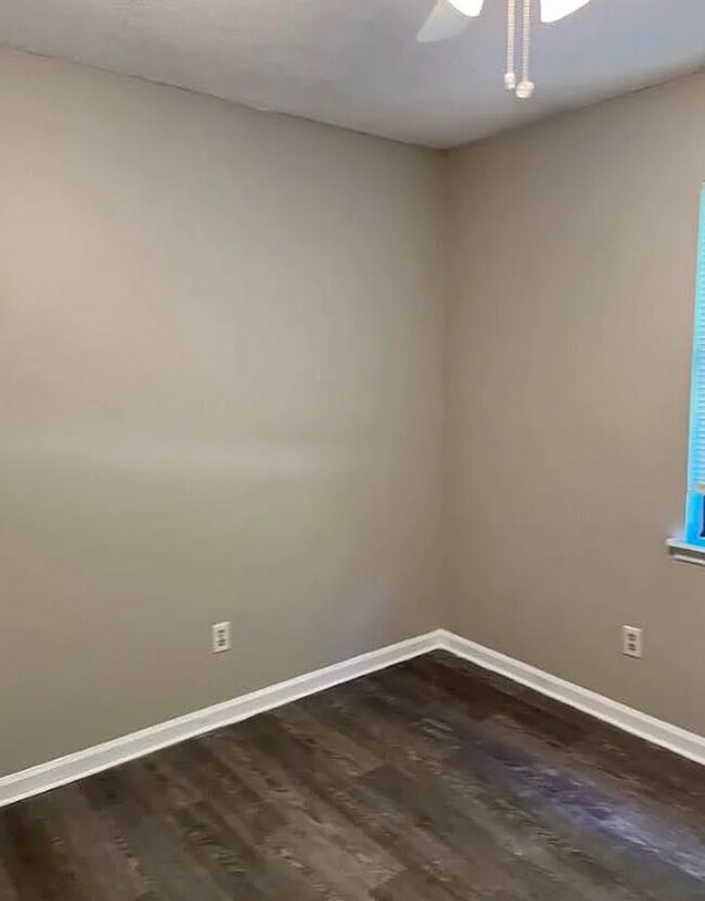 Building Photo - Cozy 3-Bedroom, with chain link fence and fireplace!