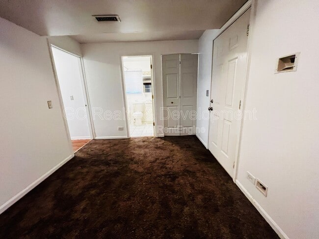 Building Photo - 1756 W Roscoe St